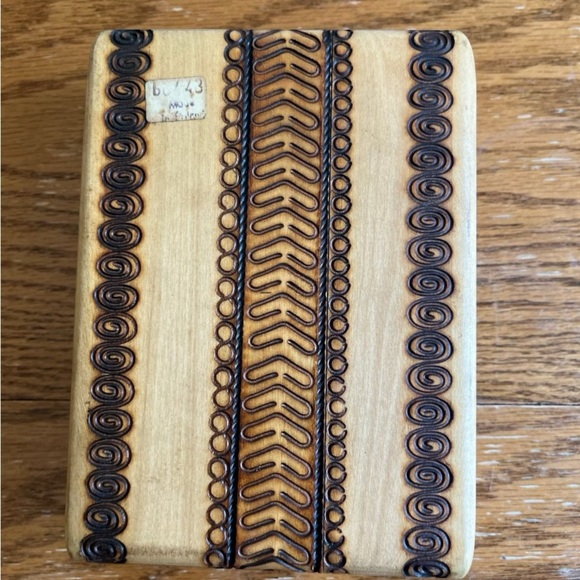 Wooden Trinket Box with Intricate Design hand carved from Poland - Picture 3 of 4